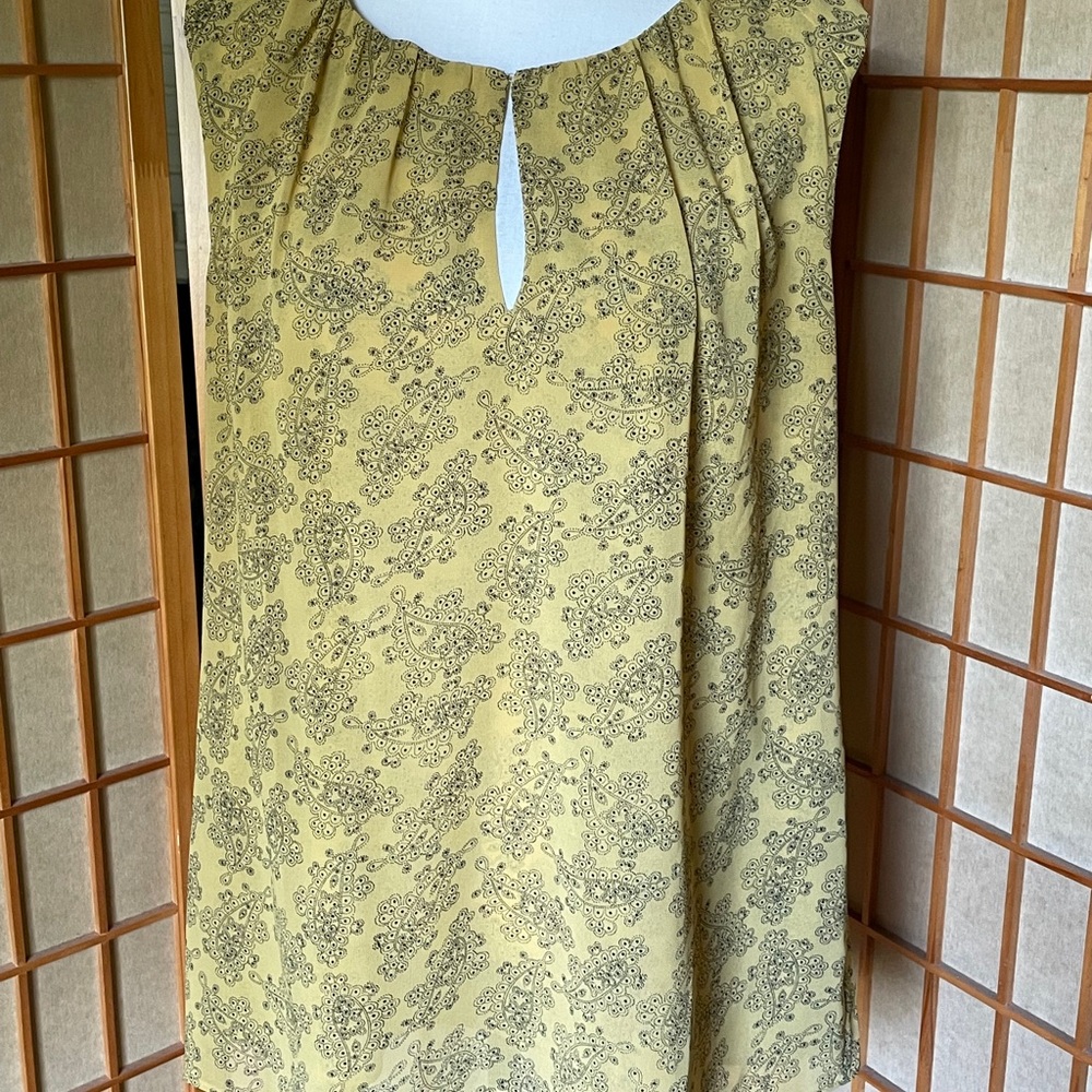 Cabi Blouse Sleeveless Lightweight Paisley Golden Yellow & Black Layering Blouse